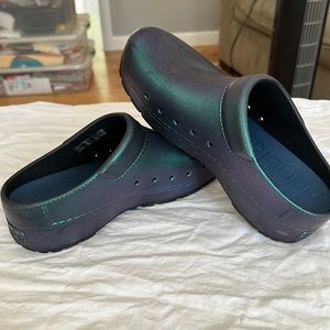 Dansko New Women's Clogs Kane green iridescent size 39
